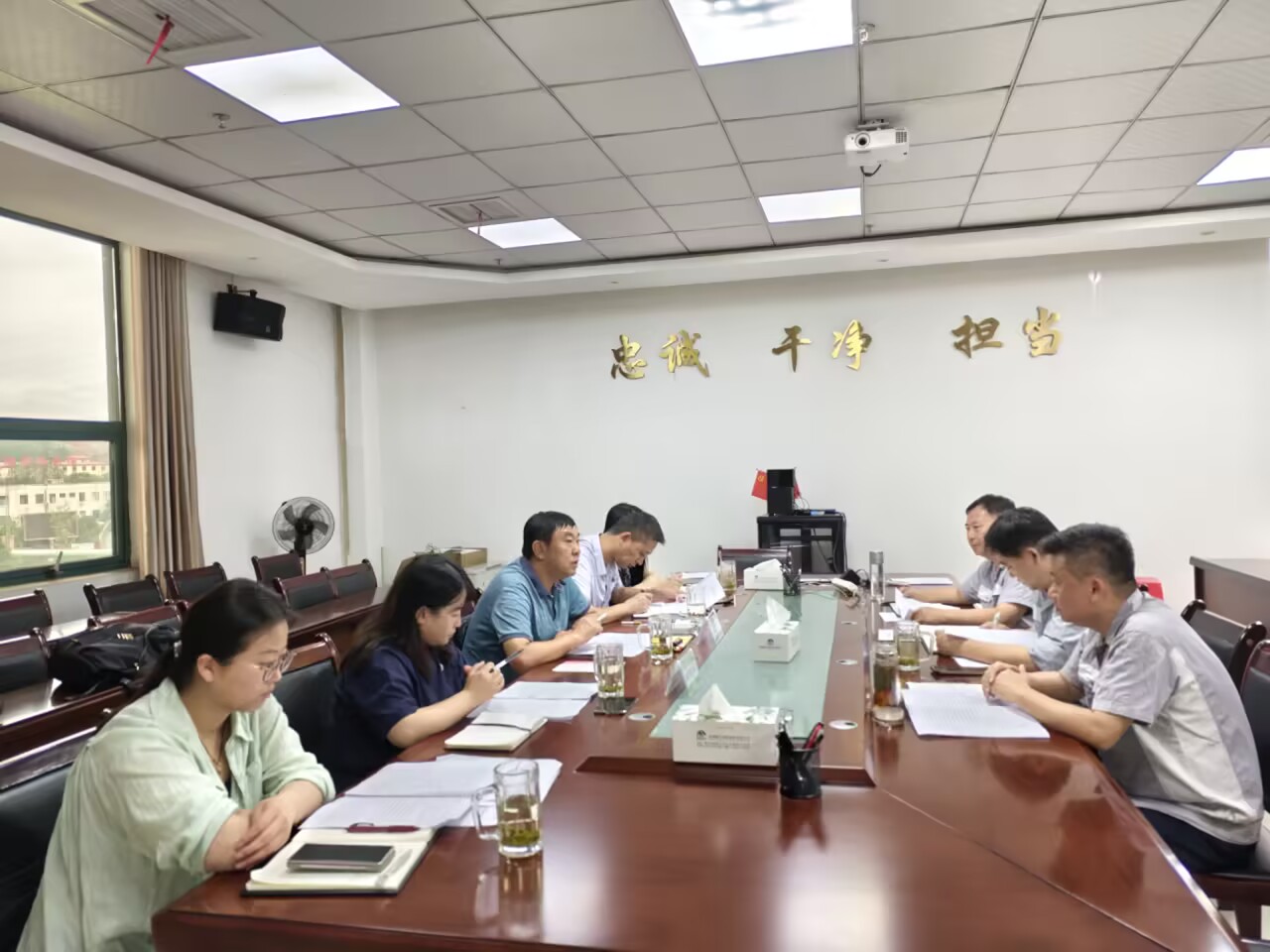 集团党委委员、总会计师雷治昌一行到能矿锰业调研债权债务、资产盘活等工作