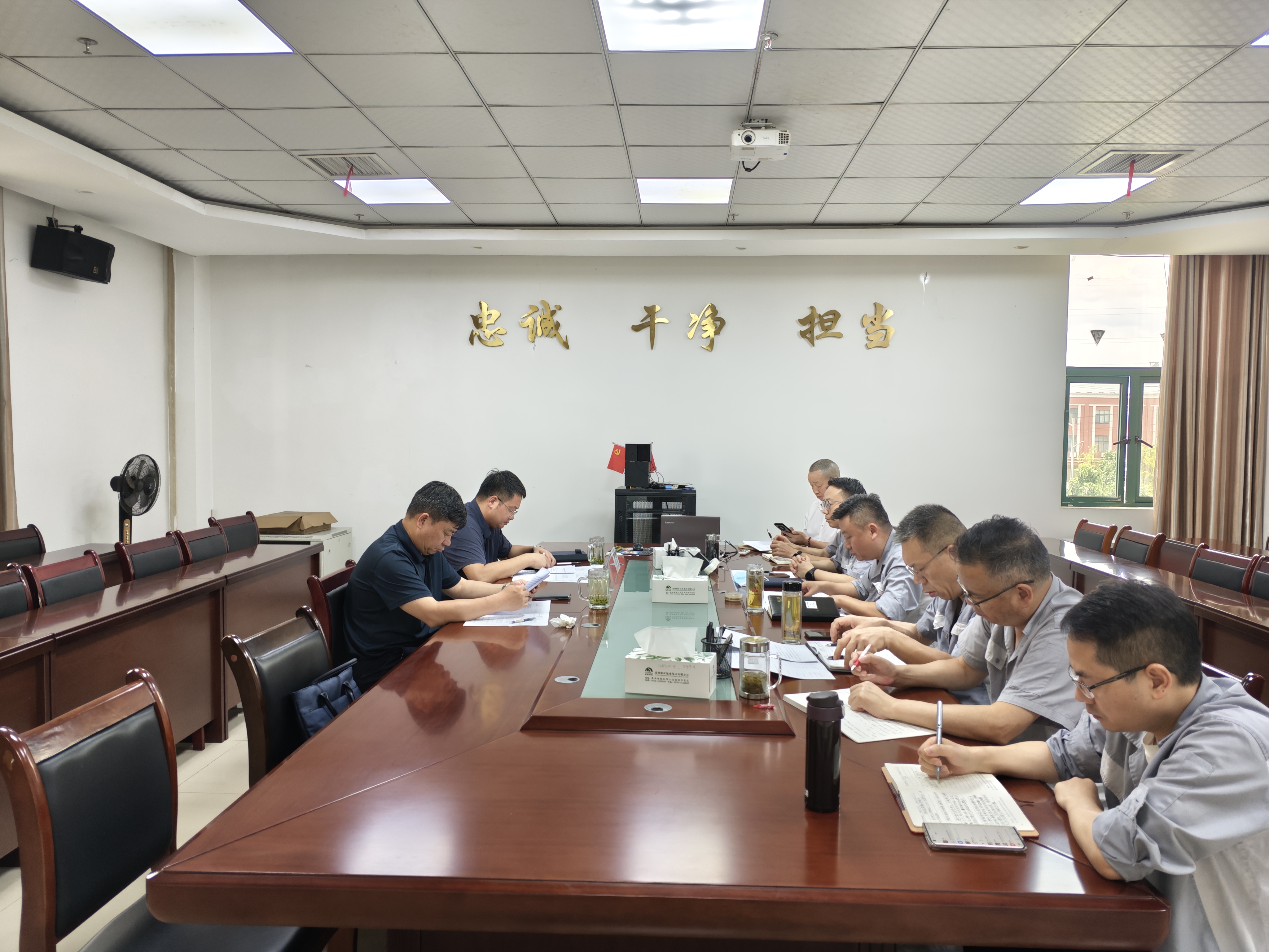 集团党委委员、副总经理李凯到能矿锰业调研安全生产并开展“夏送清凉”慰问活动