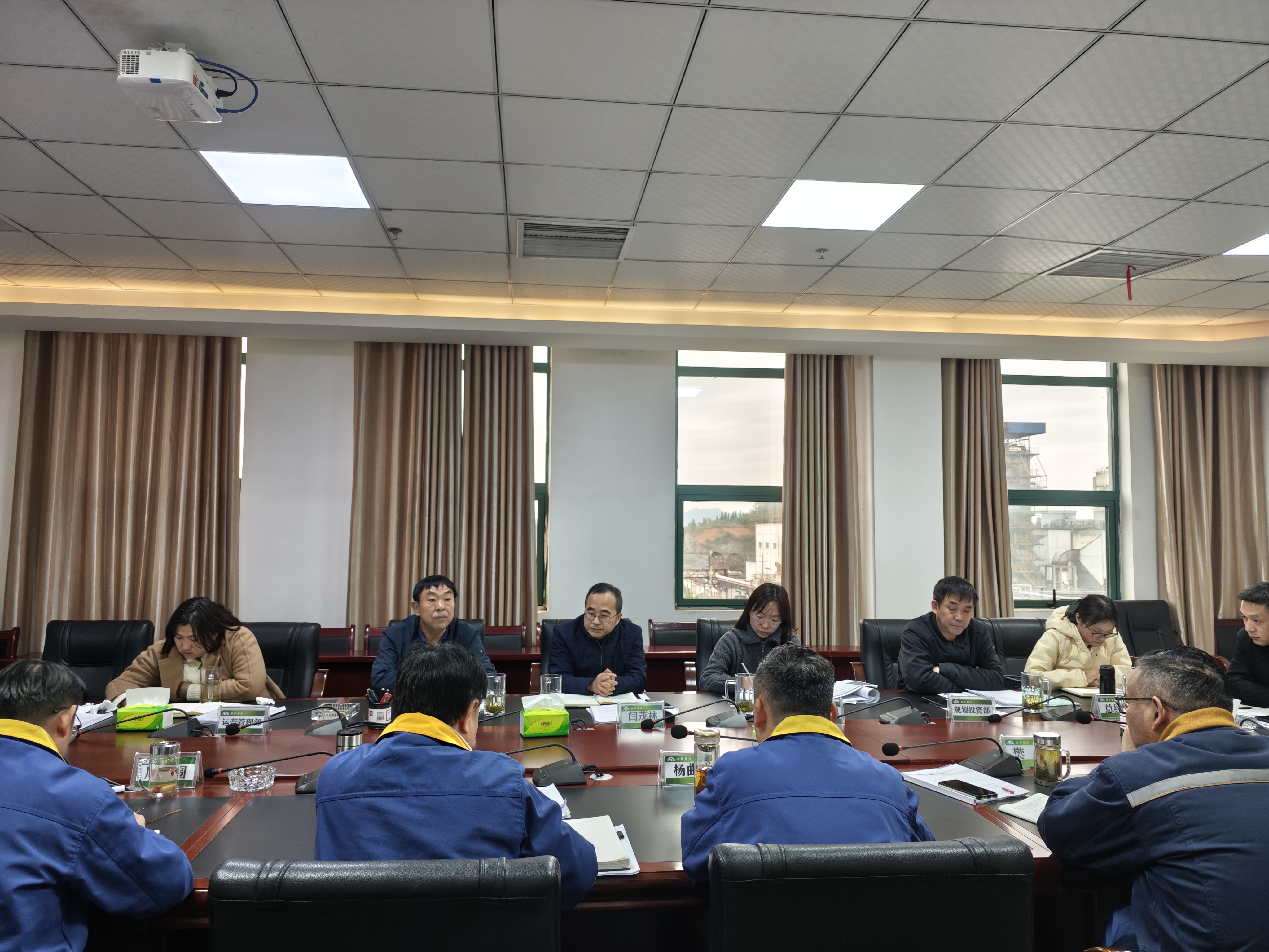 集团公司领导闫茂林、雷治昌到能矿锰业调研