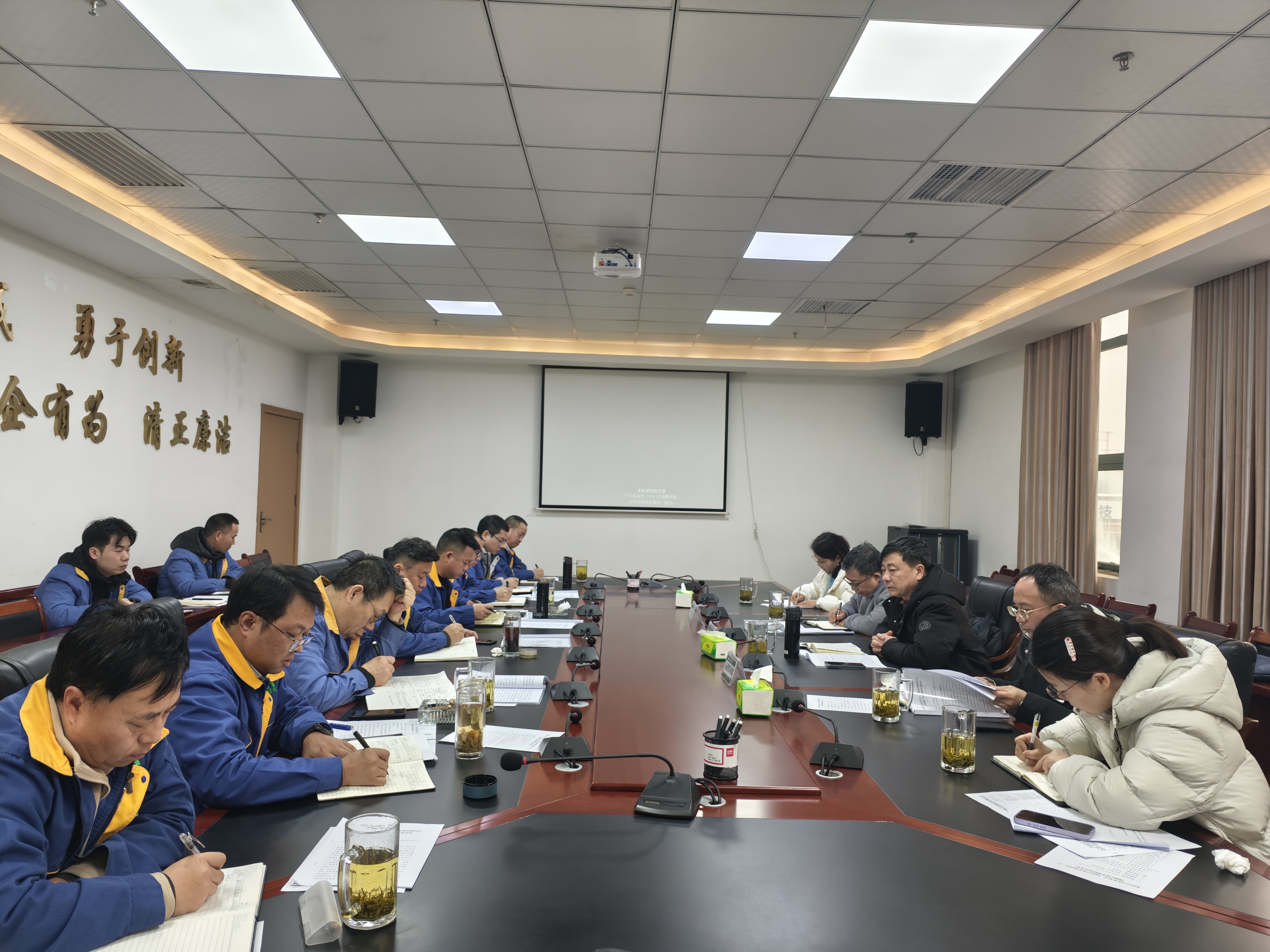 李凯到能矿锰业开展节日慰问和安全生产调研